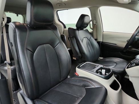 Used 2020 Chrysler Pacifica Touring-L Plus FWD image 29