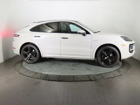Certified 2025 Porsche Cayenne E-Hybrid Coupe AWD/4WD image 8