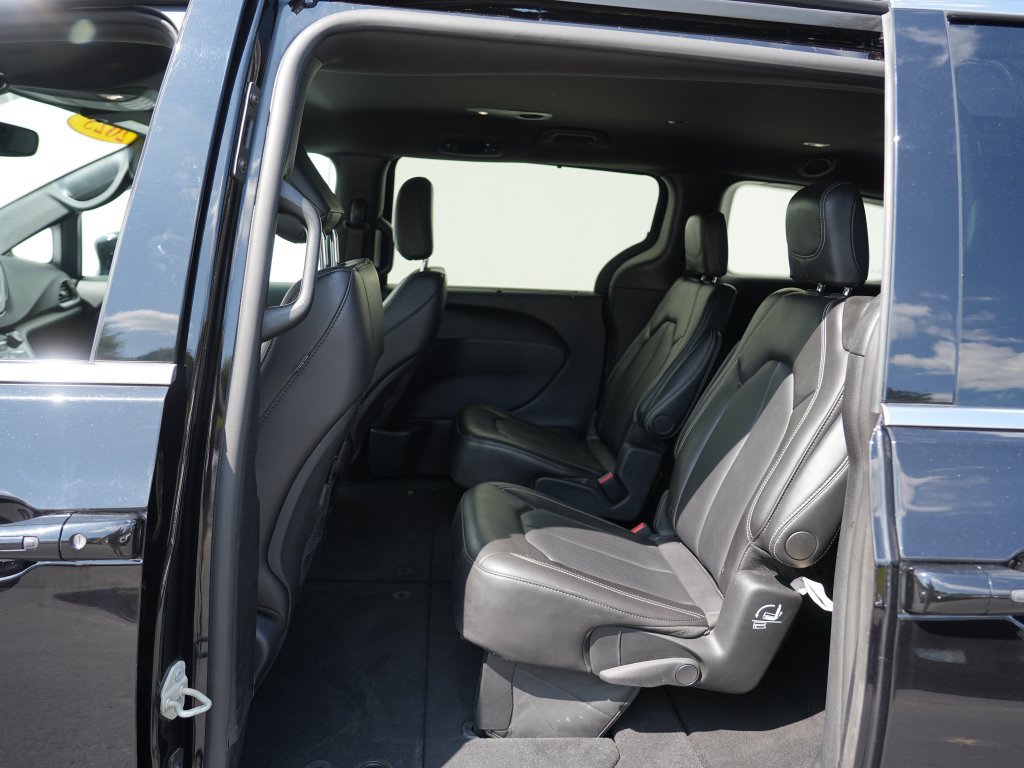 Used 2025 Chrysler Pacifica Select FWD image 19