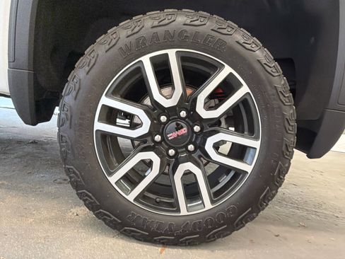 Used 2024 GMC Sierra 1500 AT4 w/ Technology Package AWD/4WD image 11