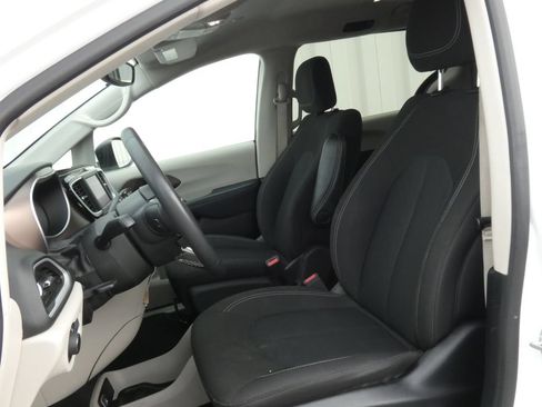 Used 2023 Chrysler Voyager LX FWD image 5