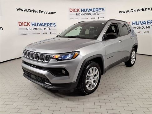 Used 2024 Jeep Compass Latitude image 1