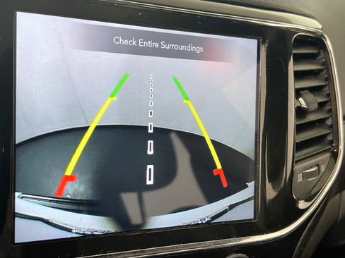 Used 2022 Jeep Grand Cherokee Laredo X image 14