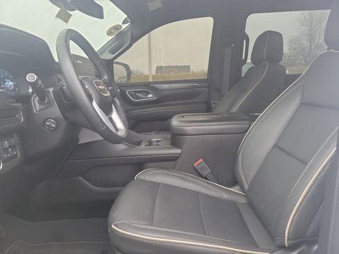 Used 2024 GMC Yukon XL SLT w/ SLT Luxury Package image 17