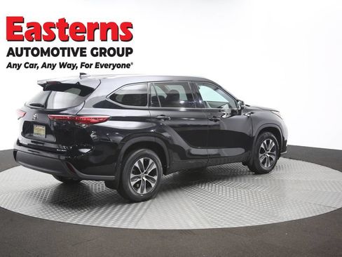 Used 2021 Toyota Highlander XLE AWD/4WD image 43