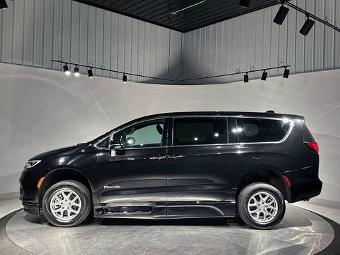 Used 2025 Chrysler Pacifica Select FWD image 10