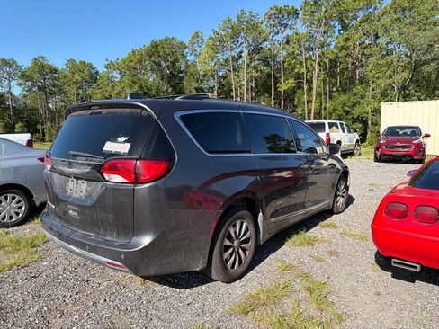 Used 2017 Chrysler Pacifica Touring-L FWD image 4