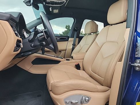 Used 2024 Porsche Macan AWD/4WD image 2