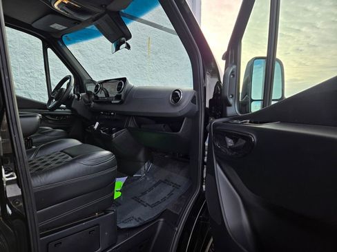 Used 2024 Mercedes-Benz Sprinter 2500 image 23