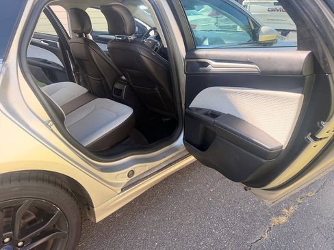 Used 2019 Ford Fusion SE w/ Equipment Group 151A FWD image 12