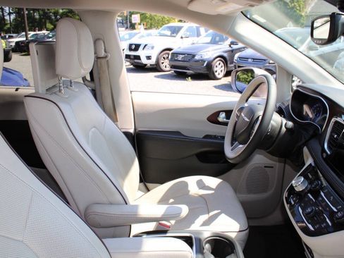 Used 2017 Chrysler Pacifica Limited FWD image 11