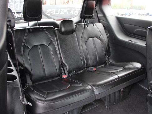 Used 2025 Chrysler Pacifica Select FWD image 12