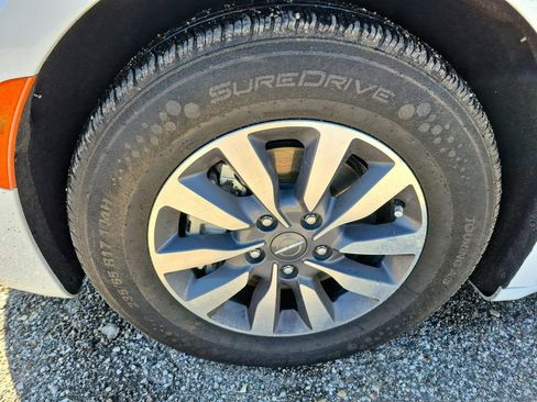 Used 2023 Chrysler Pacifica Limited image 9