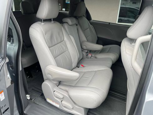 Used 2017 Toyota Sienna XLE w/ XLE Navigation Package FWD image 32