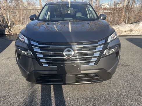 Used 2024 Nissan Rogue SV w/ SV Premium Package image 3