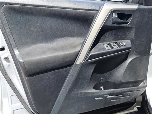 Used 2017 Toyota RAV4 LE FWD image 10