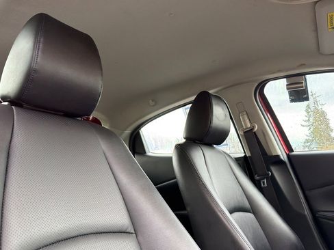 Used 2020 Toyota Yaris XLE image 17