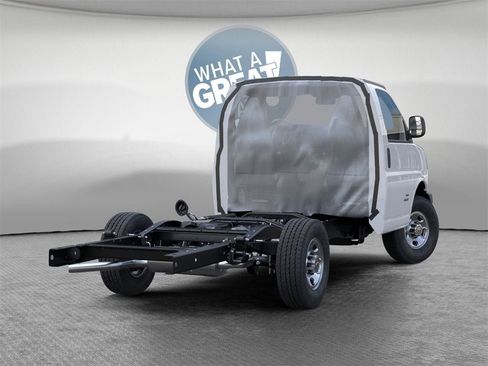 New 2025 Chevrolet Express 3500 image 4