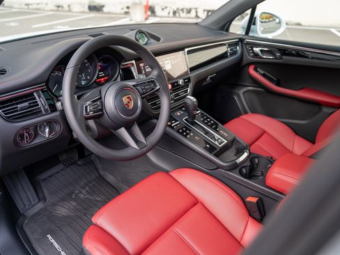 Certified 2026 Porsche Macan AWD/4WD image 4
