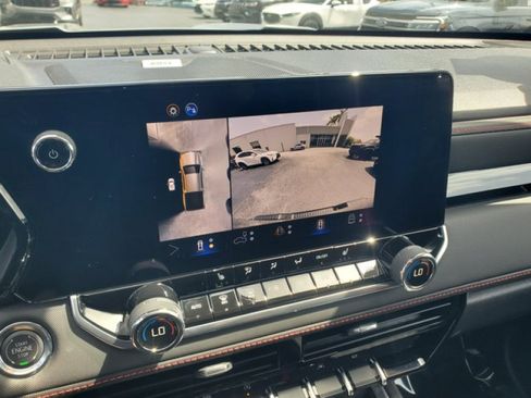 Used 2025 Chevrolet Colorado Z71 w/ Technology Package AWD/4WD image 22