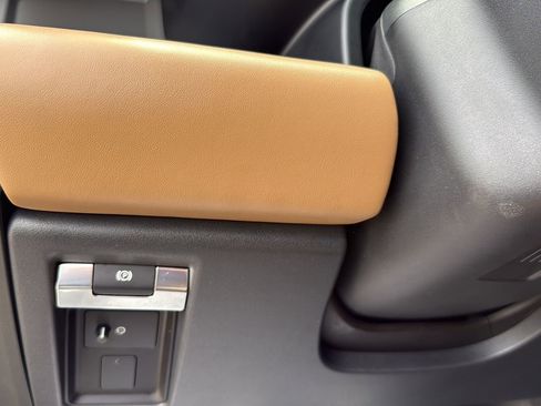 Used 2025 Land Rover Defender 110 V8 AWD/4WD image 17