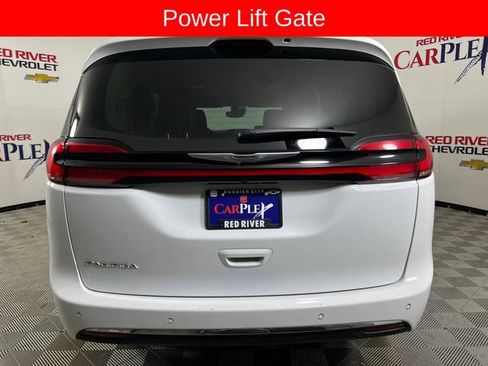 Used 2024 Chrysler Pacifica Touring-L image 9