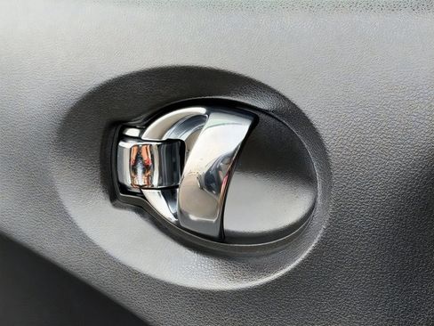 Used 2011 Nissan Juke SV FWD image 17