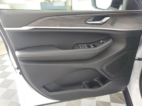 New 2025 Jeep Grand Cherokee L Limited image 28