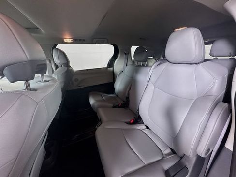 Used 2024 Toyota Sienna XLE FWD image 15
