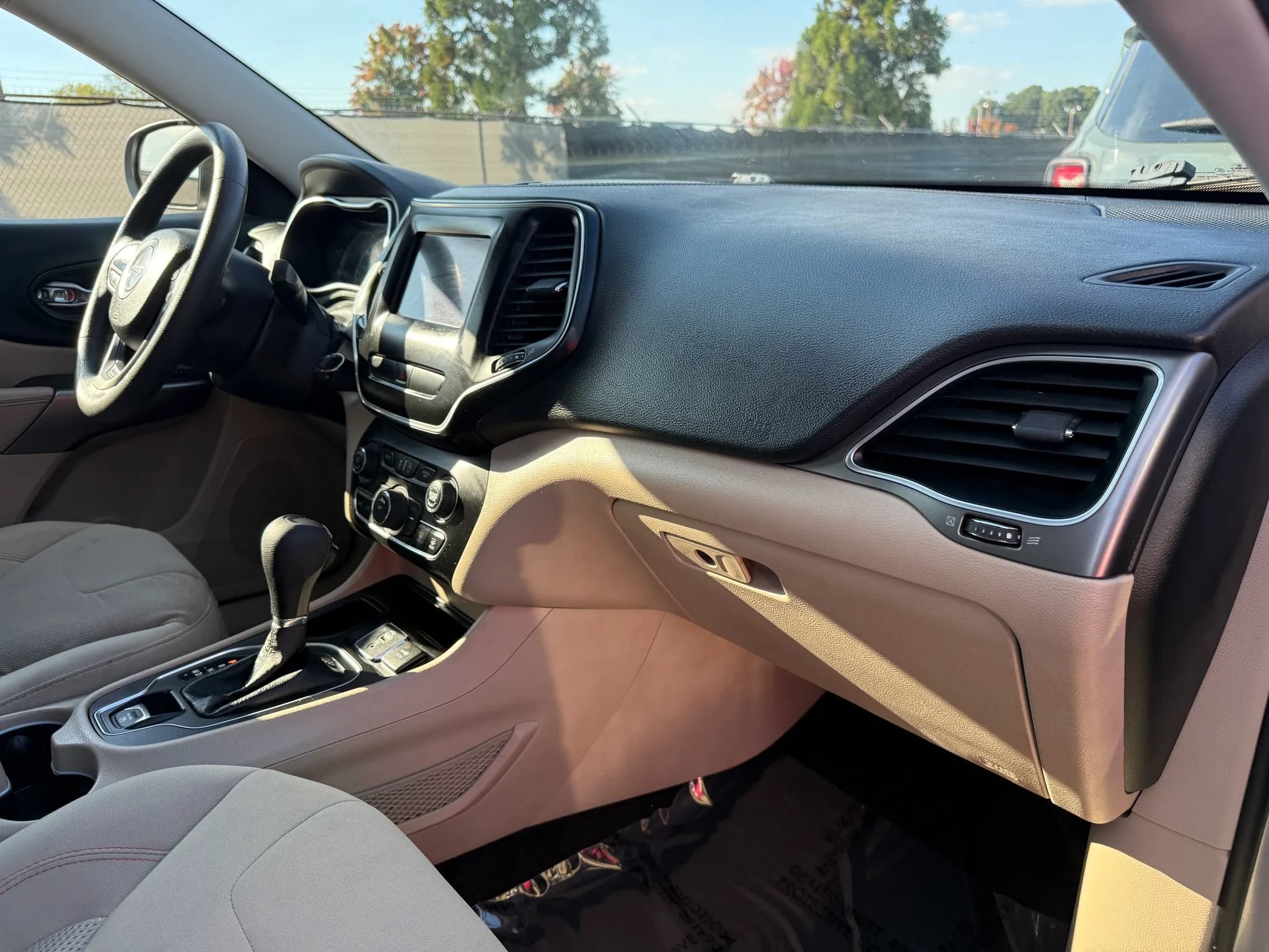 Used 2019 Jeep Cherokee Latitude w/ Popular Appearance Group FWD image 19
