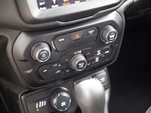 Used 2019 Jeep Renegade Altitude w/ UConnect 8.4 Nav Group AWD/4WD image 15