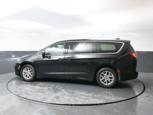 Used 2024 Chrysler Pacifica Touring-L image 11