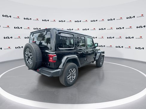 Used 2025 Jeep Wrangler Unlimited Sahara AWD/4WD image 8