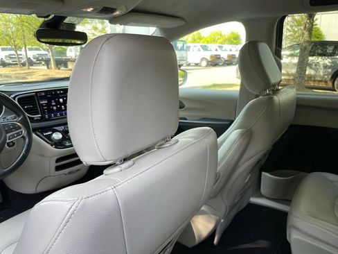 Used 2021 Chrysler Pacifica Touring-L FWD image 29