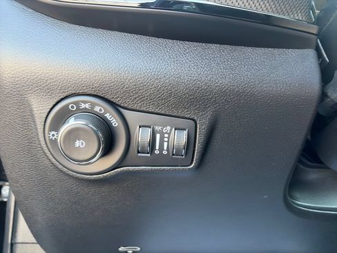 Used 2025 Jeep Compass Latitude w/ Convenience Group AWD/4WD image 29