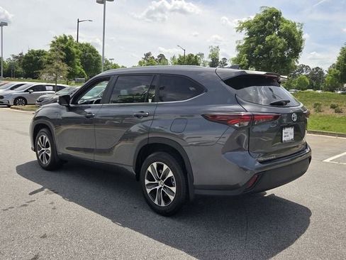Used 2024 Toyota Highlander XLE FWD image 3
