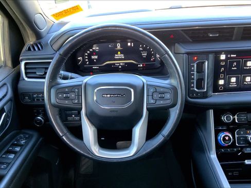 Used 2022 GMC Yukon XL Denali w/ Denali Premium Package image 5