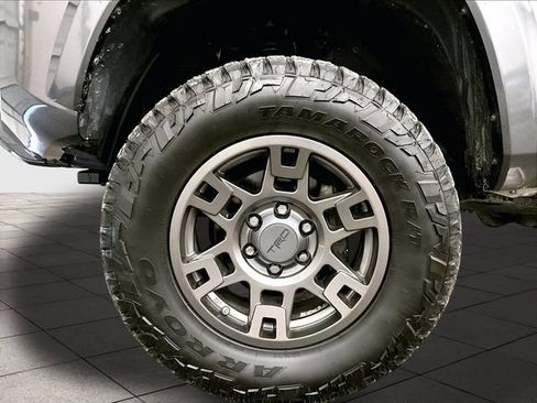 Used 2017 Toyota Tacoma TRD Sport AWD/4WD image 8