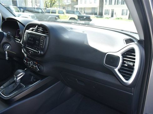 Used 2025 Kia Soul LX w/ LX Technology Package FWD image 24