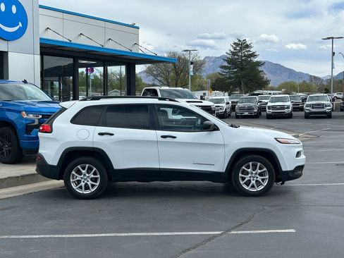 Used 2016 Jeep Cherokee Sport FWD image 2