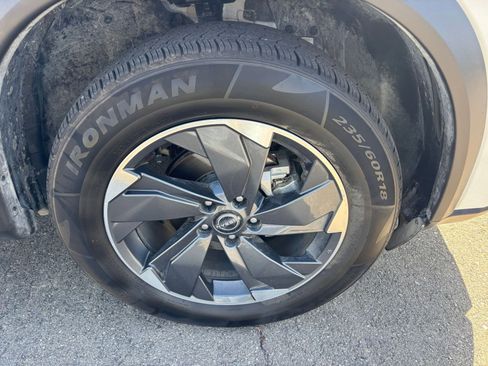 Used 2025 Nissan Rogue SV image 31