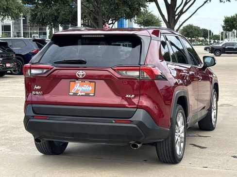 Used 2020 Toyota RAV4 XLE Premium FWD image 4