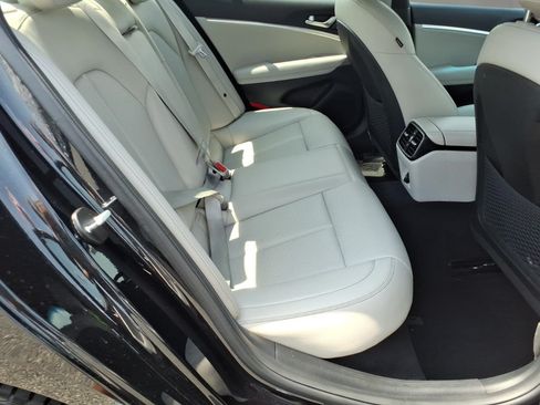Used 2023 Genesis G70 2.0T AWD/4WD image 8