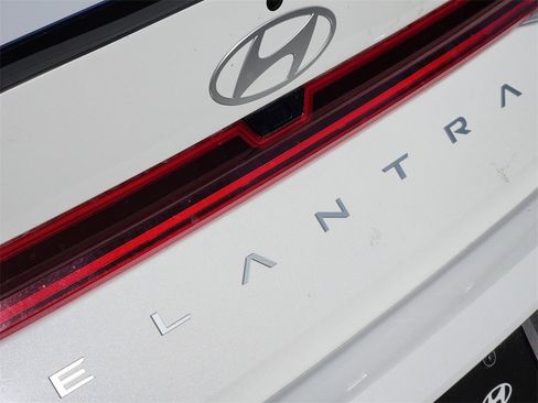 New 2025 Hyundai Elantra SEL image 11