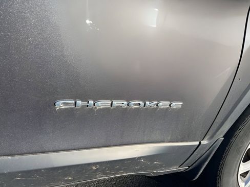 Used 2018 Jeep Cherokee Latitude Plus image 13