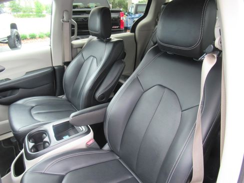 Used 2023 Chrysler Pacifica Touring-L FWD image 19