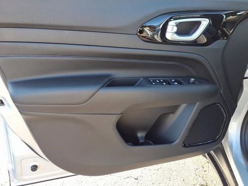 New 2026 Jeep Compass Latitude image 8