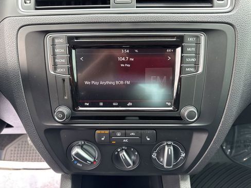 Used 2017 Volkswagen Jetta SE image 21