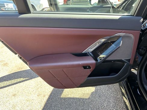 Used 2023 BMW 760i xDrive w/ Executive Package image 17