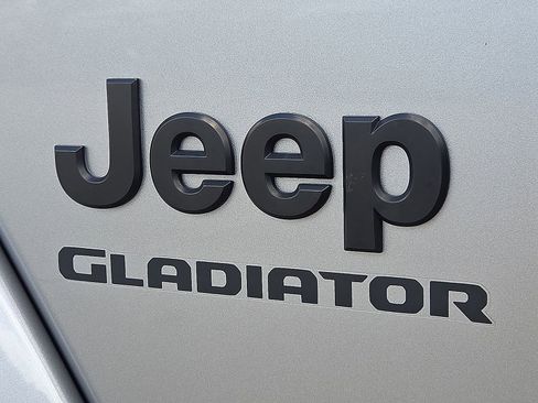 Used 2021 Jeep Gladiator Sport AWD/4WD image 9